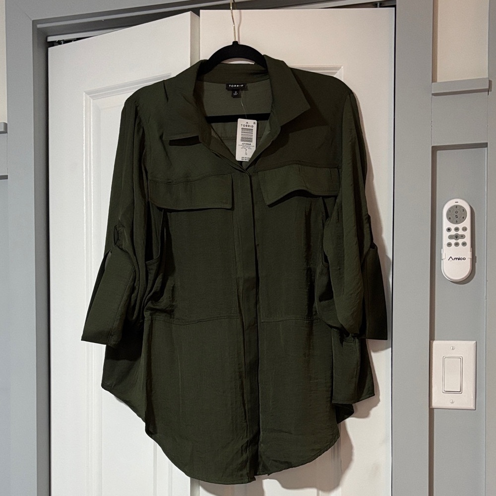 NWT Torrid Dark Green Button-Up Blouse